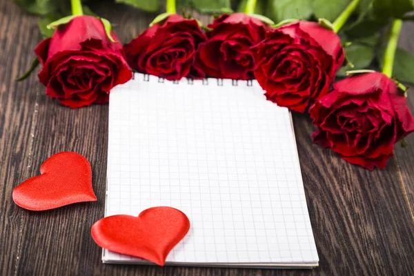 빨간 장미 및 카드 — 스톡 사진