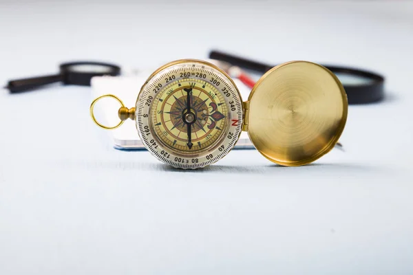 Kompas, Vergrootglas en notebook — Stockfoto