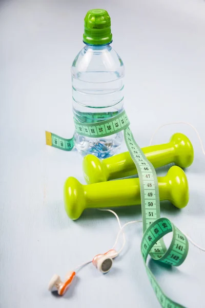 Sombrillas y una botella de agua — Foto de Stock