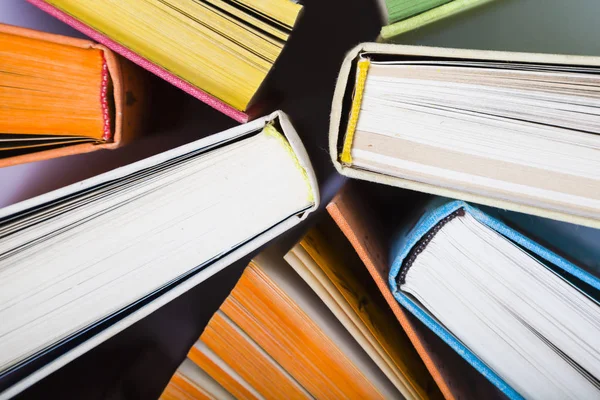 Çok renkli kitaplar, üstten görünüm