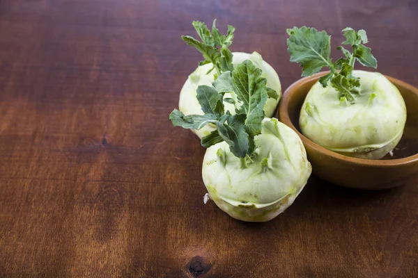 Ahşap bir masa üzerinde yetiştirilmektedir 