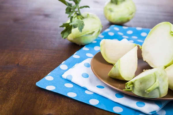 Kohlrabi em uma mesa de madeira . — Fotografia de Stock