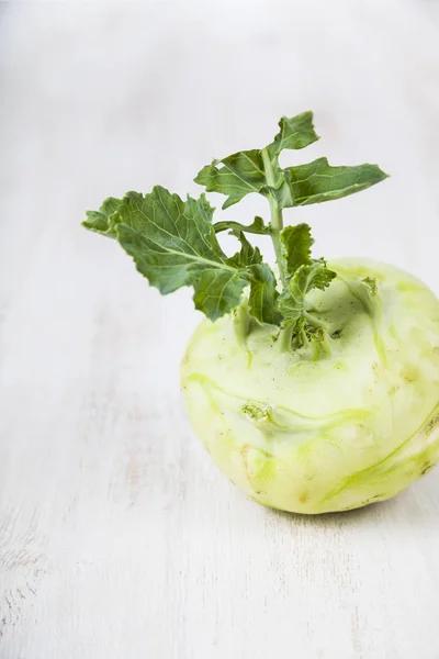 Kohlrabi puupöydällä — kuvapankkivalokuva