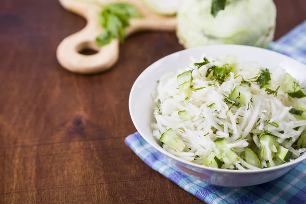 Salata sarımsak, salatalık ve dereotu ile.  