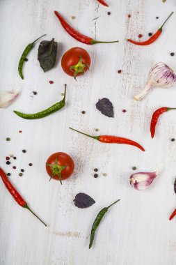 Sebze ve ahşap bir masa içinde baharatlar. 