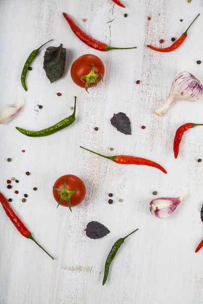 Sebze ve ahşap bir masa içinde baharatlar. 