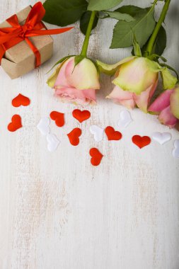 Pembe Gül, hediye ve kalpler 