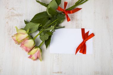 Pembe güller ve kağıt, tebrikler 