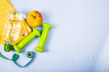 Halter, bir elma, bir havlu ve bir şişe su 