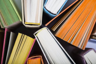 Çok renkli kitaplar, üstten görünüm