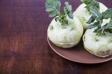 Ahşap bir masa üzerinde yetiştirilmektedir.