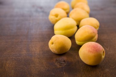 Ahşap bir masada kayısılar. 