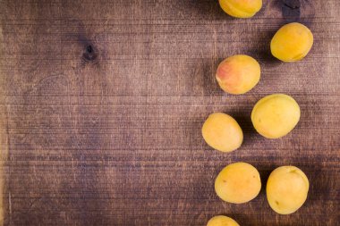 Ahşap bir masada kayısılar. 