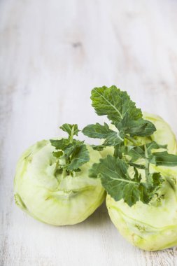 Ahşap bir masa üzerinde yetiştirilmektedir.