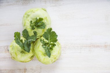 Ahşap bir masa üzerinde yetiştirilmektedir.