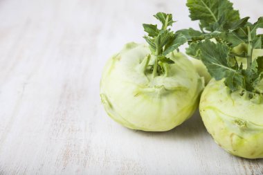 Ahşap bir masa üzerinde yetiştirilmektedir.