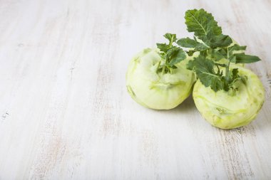 Ahşap bir masa üzerinde yetiştirilmektedir.