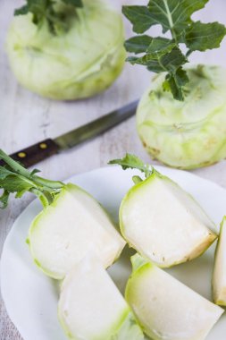 Ahşap bir masa üzerinde yetiştirilmektedir. 