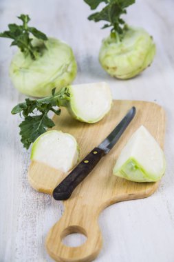 Doğrama kurulu üzerinde kıyılmış sarımsak 