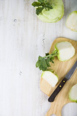 Doğrama kurulu üzerinde kıyılmış sarımsak 