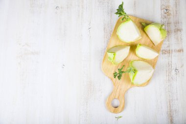 Doğrama kurulu üzerinde kıyılmış sarımsak 