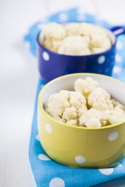 Çok renkli kase haşlanmış karnabahar