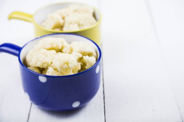 Çok renkli kase haşlanmış karnabahar