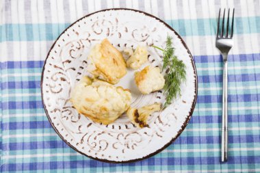 ahşap bir masa üzerine kızarmış karnabahar.