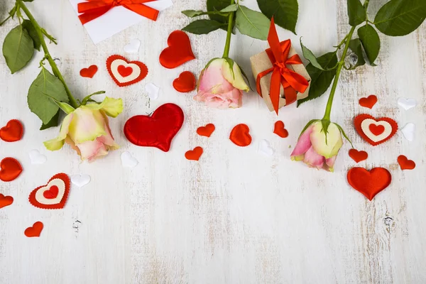 Rosas rosadas, regalos y corazones — Foto de Stock