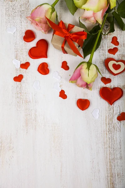 Pembe Gül, hediye ve kalpler 