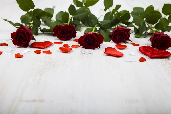 Rosa roja y corazones — Foto de Stock