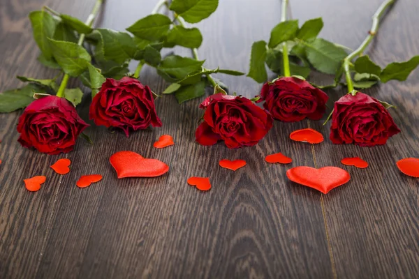 Червона троянда і серця — стокове фото