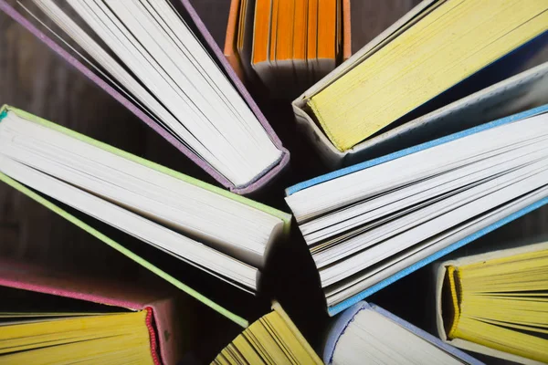 Çok renkli kitaplar, üstten görünüm — Stok fotoğraf