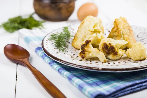 Gebratener Blumenkohl auf einem Holztisch. — Stockfoto