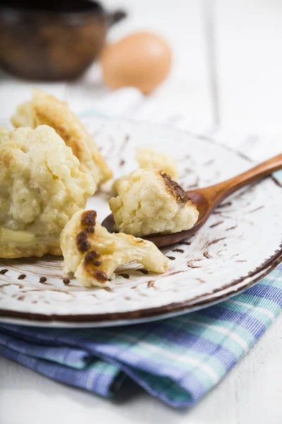 Rántott karfiol, egy fából készült asztal. — Stock Fotó