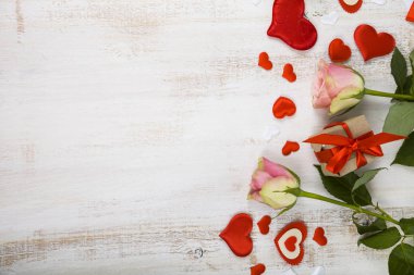 Pembe Gül, hediye ve kalpler 