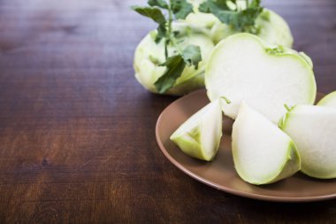 Ahşap bir masa üzerinde yetiştirilmektedir.  