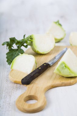 Doğrama kurulu üzerinde kıyılmış sarımsak  