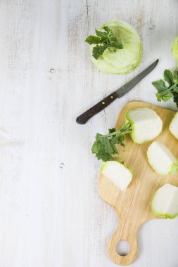 Doğrama kurulu üzerinde kıyılmış sarımsak  