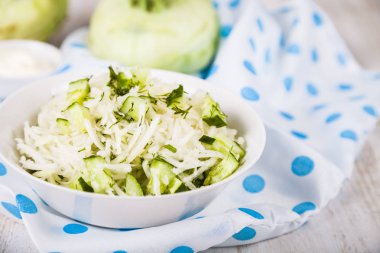 Salata sarımsak, salatalık ve dereotu ile.  