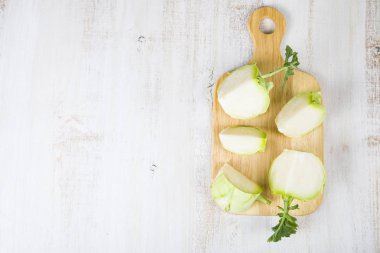 Doğrama kurulu üzerinde kıyılmış sarımsak  