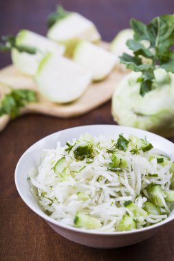 Salata sarımsak, salatalık ve dereotu ile.  