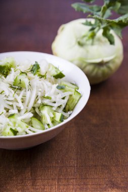 Salata sarımsak, salatalık ve dereotu ile.  