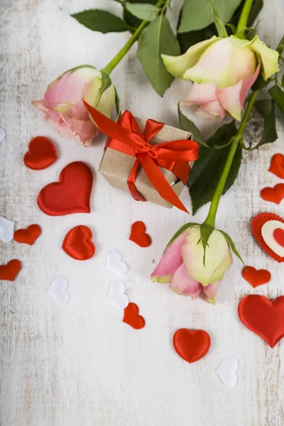 Pembe Gül, hediye ve kalpler 