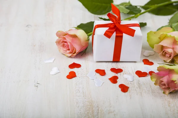 粉色的玫瑰，礼品和心 — 图库照片