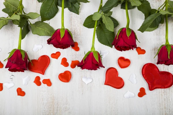 Червоні троянди і серця — стокове фото
