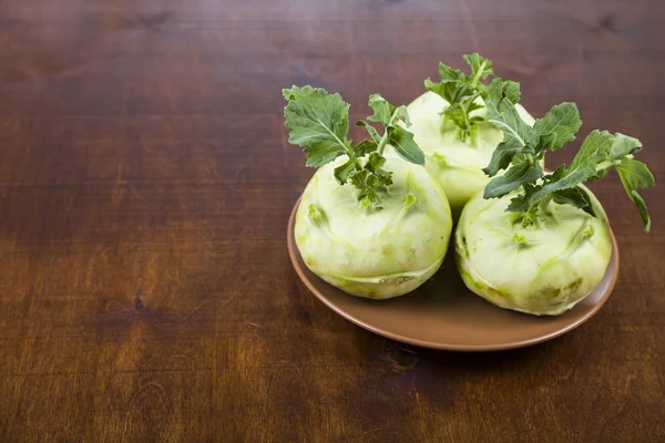 Ahşap bir masa üzerinde yetiştirilmektedir.  