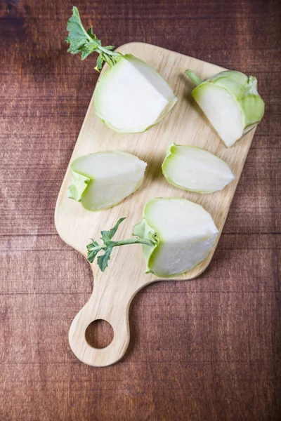 Doğrama kurulu üzerinde kıyılmış sarımsak  