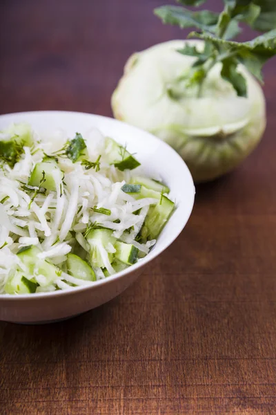 Salata sarımsak, salatalık ve dereotu ile.  