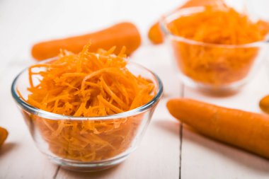 Bir kapta havuç rendeleyin 